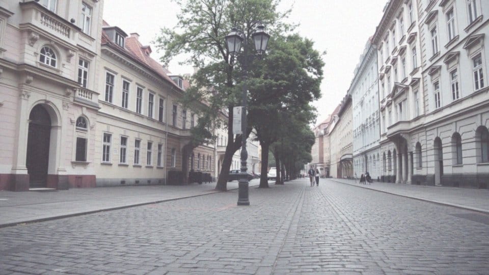 Jak historia ulicy Kazimierza Wielkiego łączy się z średniowiecznym traktem?