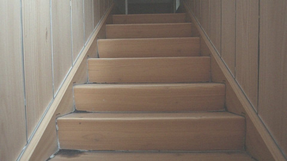 Jakie są skutki braku impregnacji schodów drewnianych?